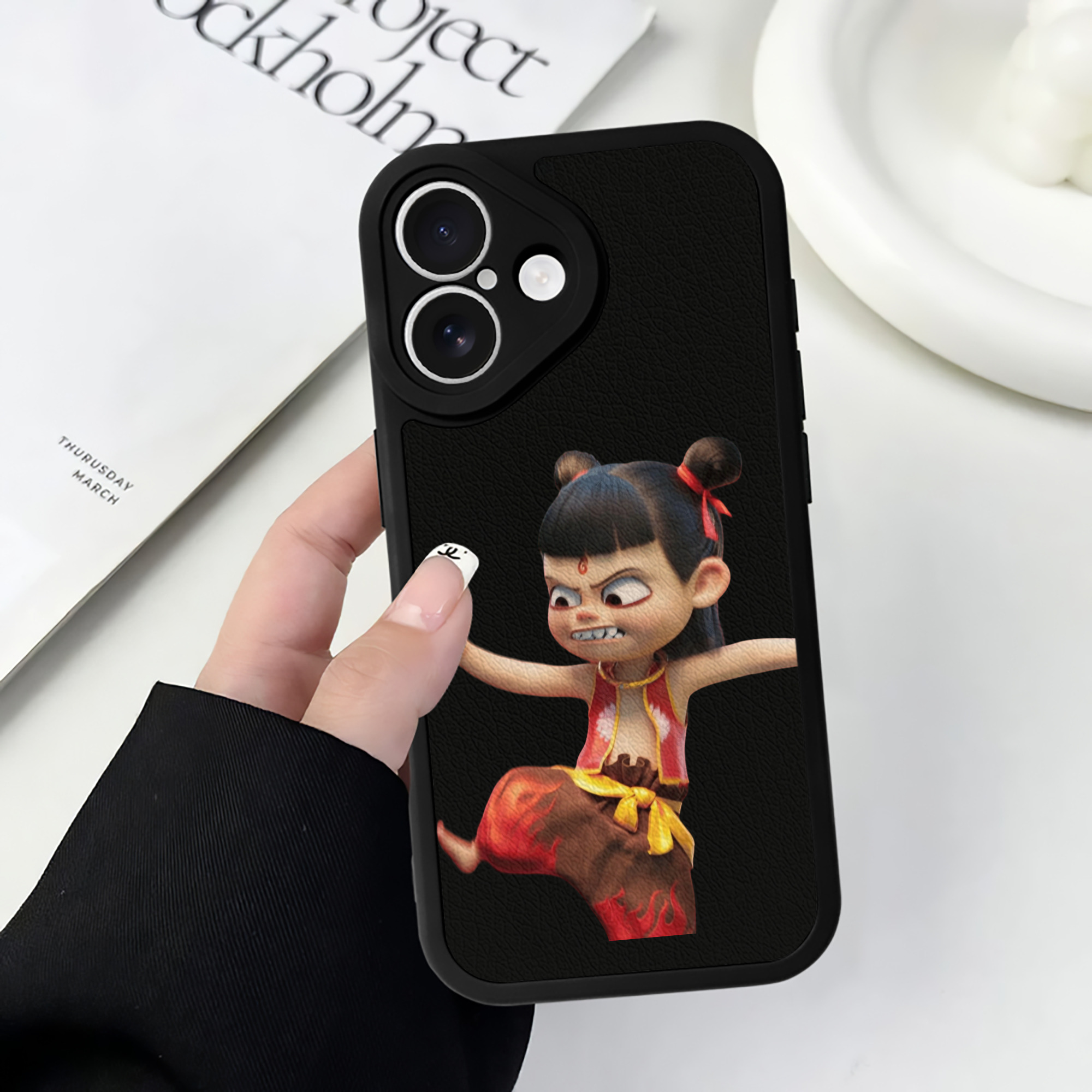 （画像用） Ne Zha 2 ナタ 魔童の大暴れ 【iPhone 16シリーズ対応】シリコンスマホケース（レザー調） 材質：シリコン